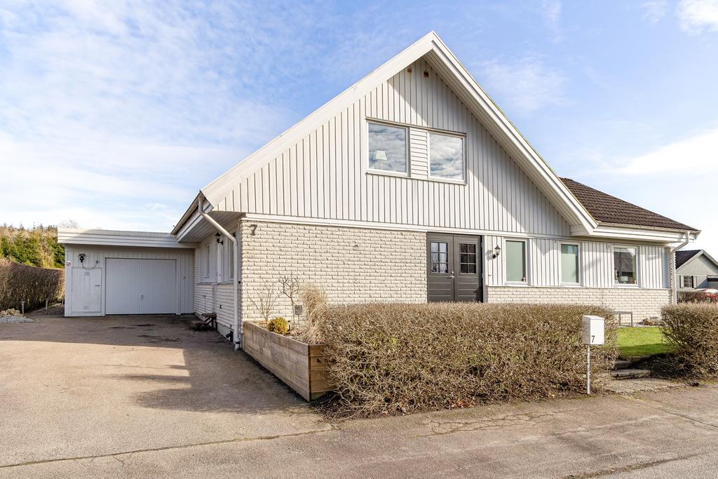 Detta fina hus ligger familjevänligt på en återvändsgata i Heberg 