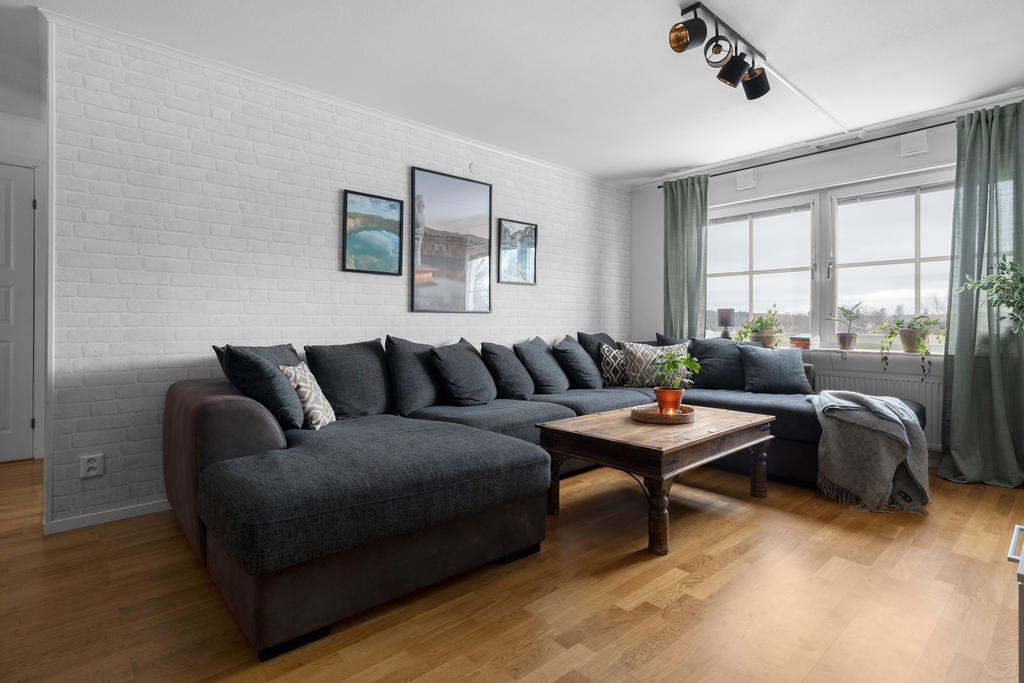 Rymligt vardagsrum med stora fönster