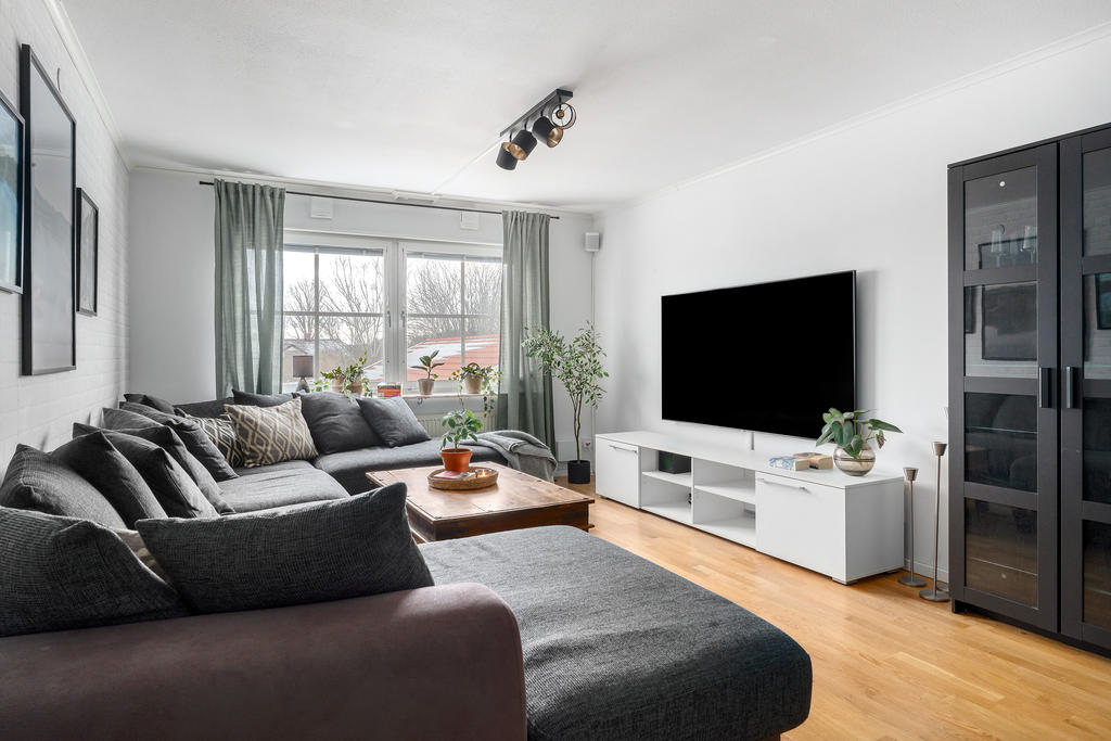 Vardagsrummet erbjuder plats att samla familj och vänner