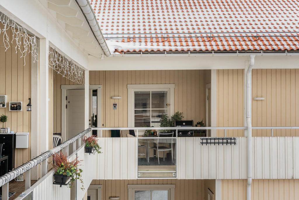 Här finner du en egen entré direkt utifrån, vilket ger en härlig radhuskänsla och extra privatliv. 