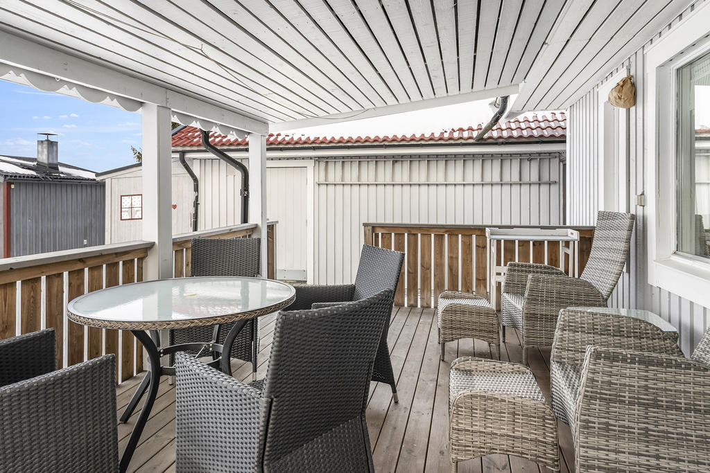 Rymlig altan för sommarkvällarna