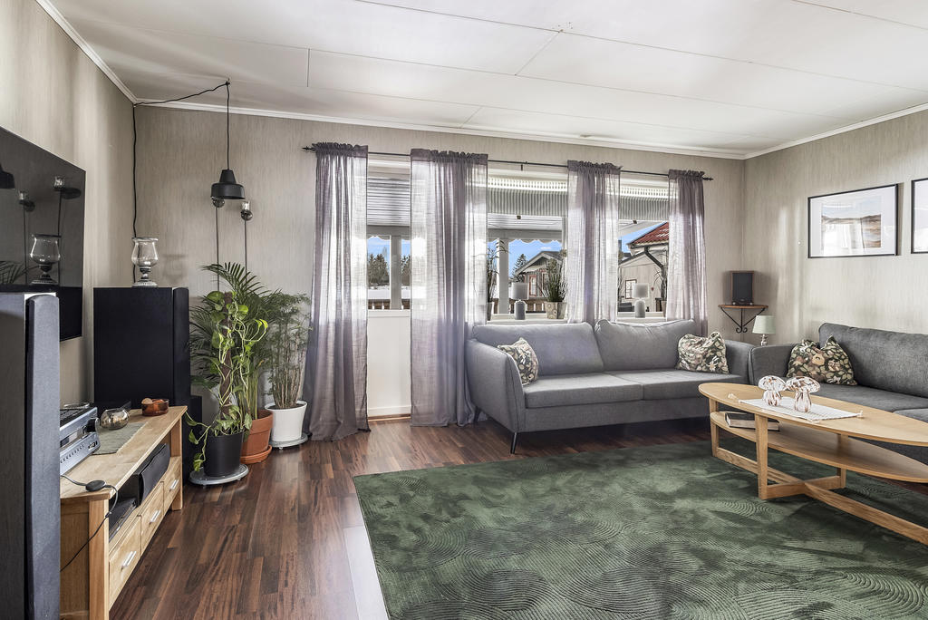 Vardagsrum med utgång till altan