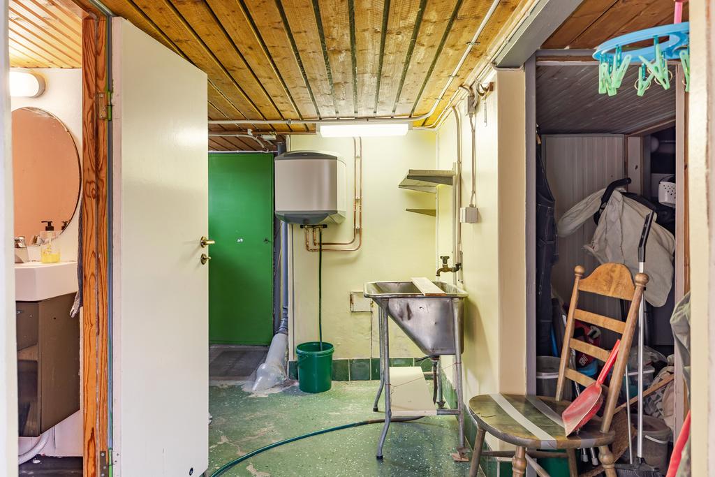 Källare med tvättho, varmvattenberedare samt förvaringsmöjlighet