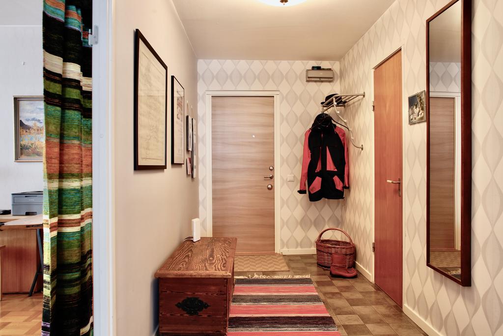 Hall, entré med dörr till förråd/klädkammare