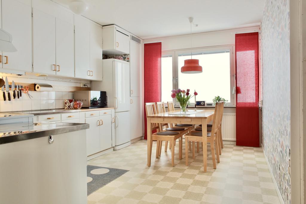 Stort och ljust kök med gott om plats för matbord