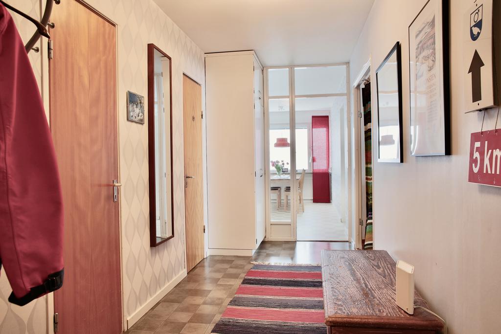 Hall/entré med vy mot köket