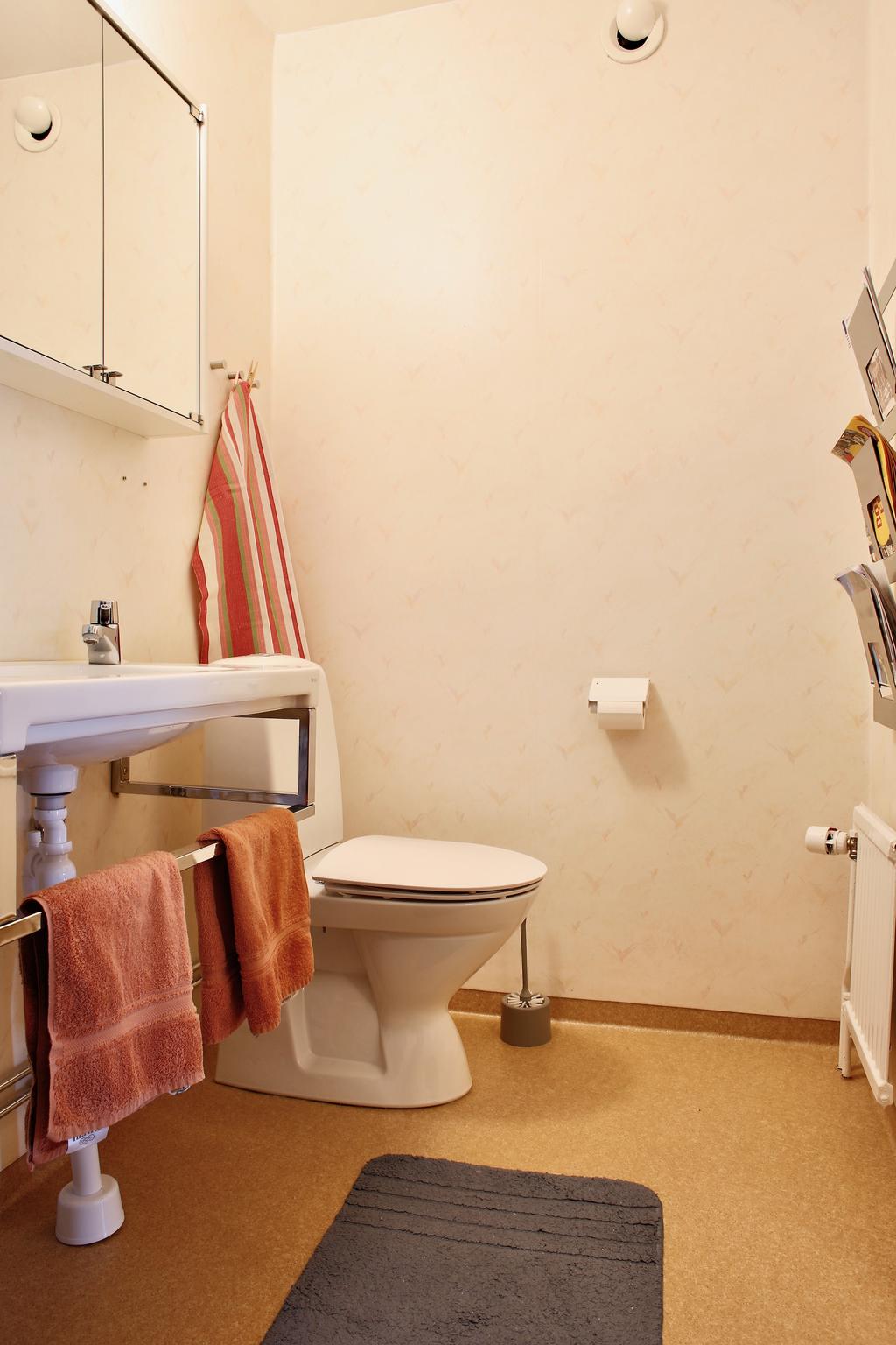 Badrum med ljusa våtrumsytskikt