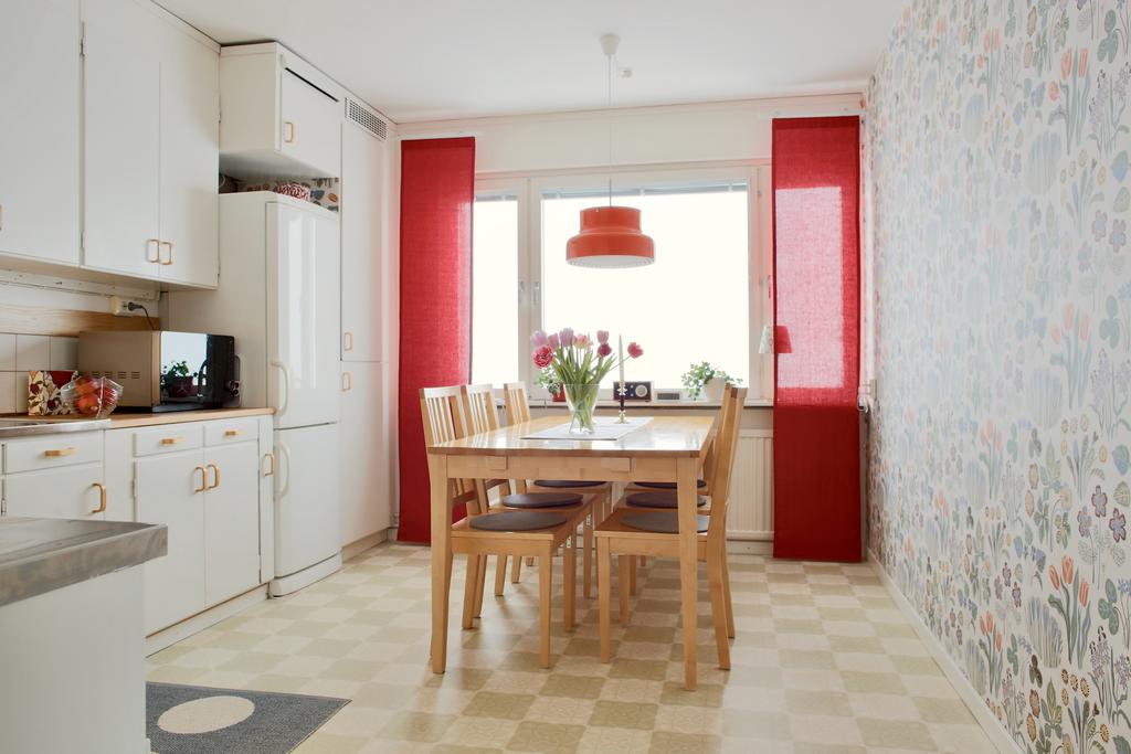 Ljust och trivsamt kök med fina ytskikt på väggar och golv