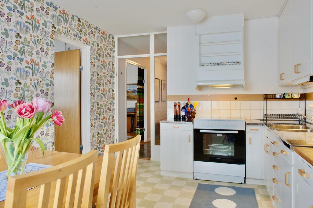 Fin tapet i köket och dörr till sovrum 