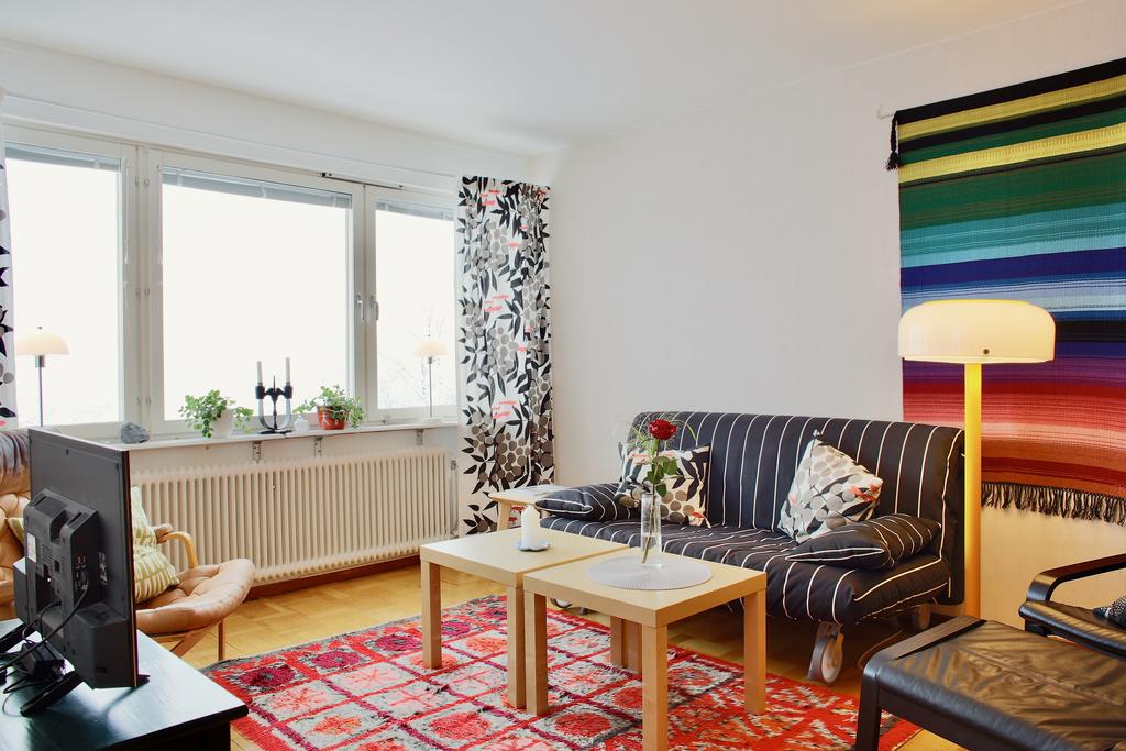 Parkettgolv och ljusa tapeter 