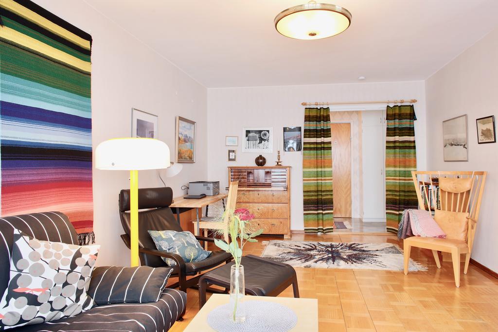 Ingång till vardagsrum via hallen. Glasdörrar finns kvar