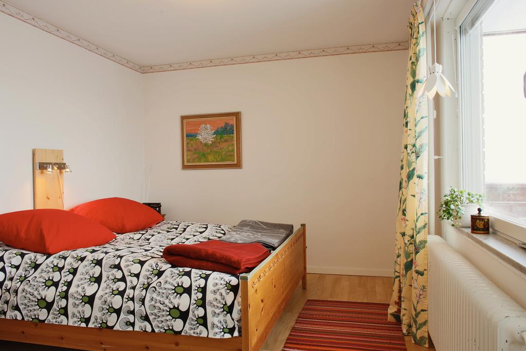 Ingång till sovrummet via både vardagsrummet och köket 