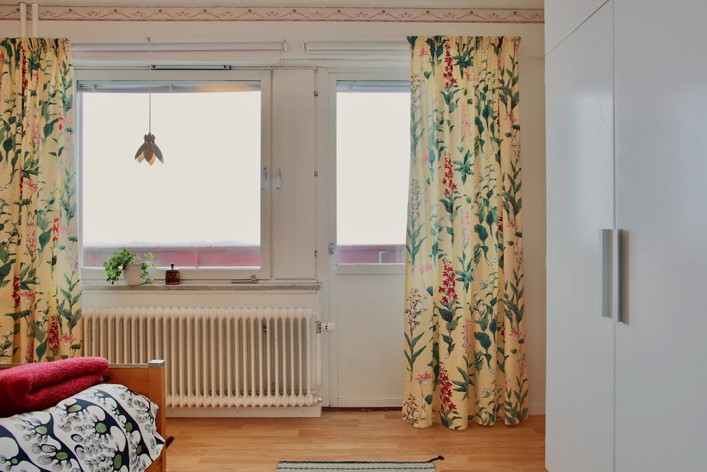 Utgång till balkongen fin fin utsikt. Förvaring i fasta garderober med överskåp 