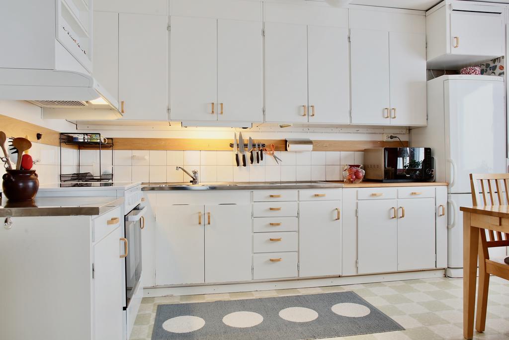 Ljus skåpinredning med rostfri diskbänk