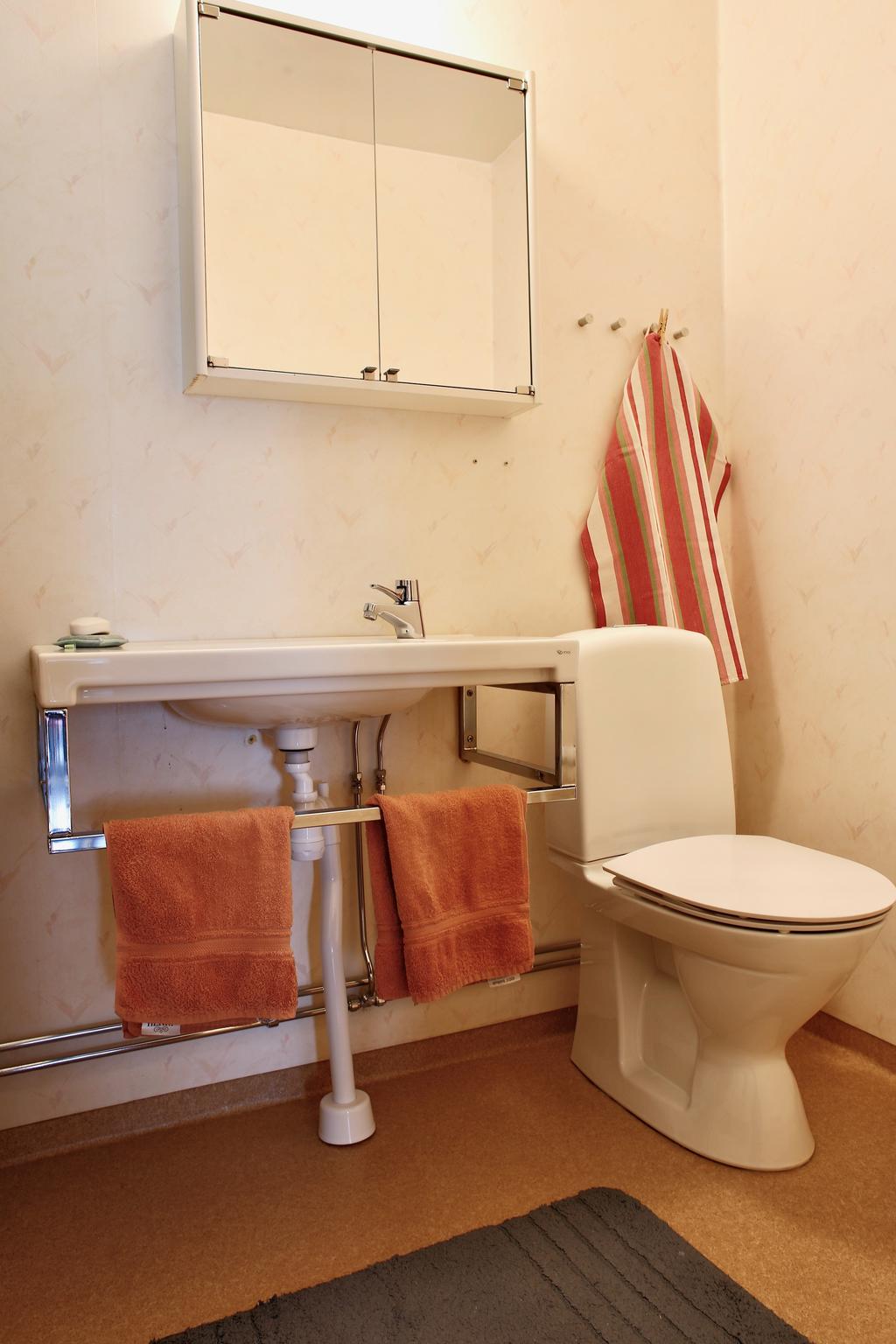 Toalettstol 2023 och handfat 2011