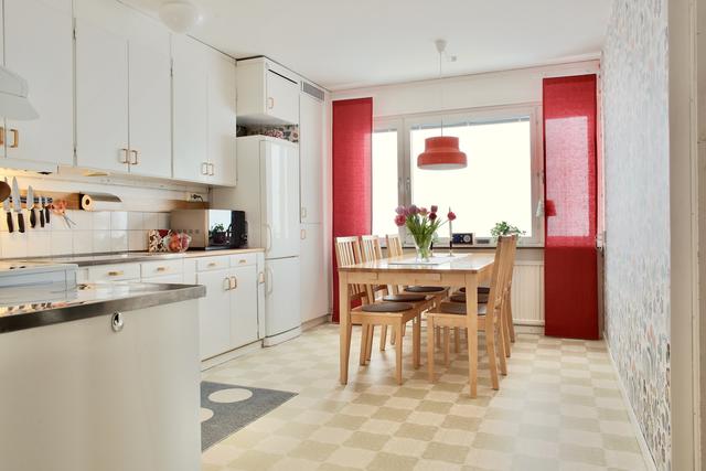 Stort och ljust kök med gott om plats för matbord