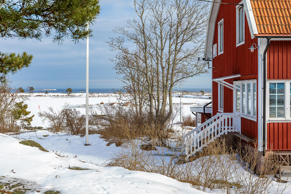 Välskött hus med utsikt över hamn och Kalmarsund
