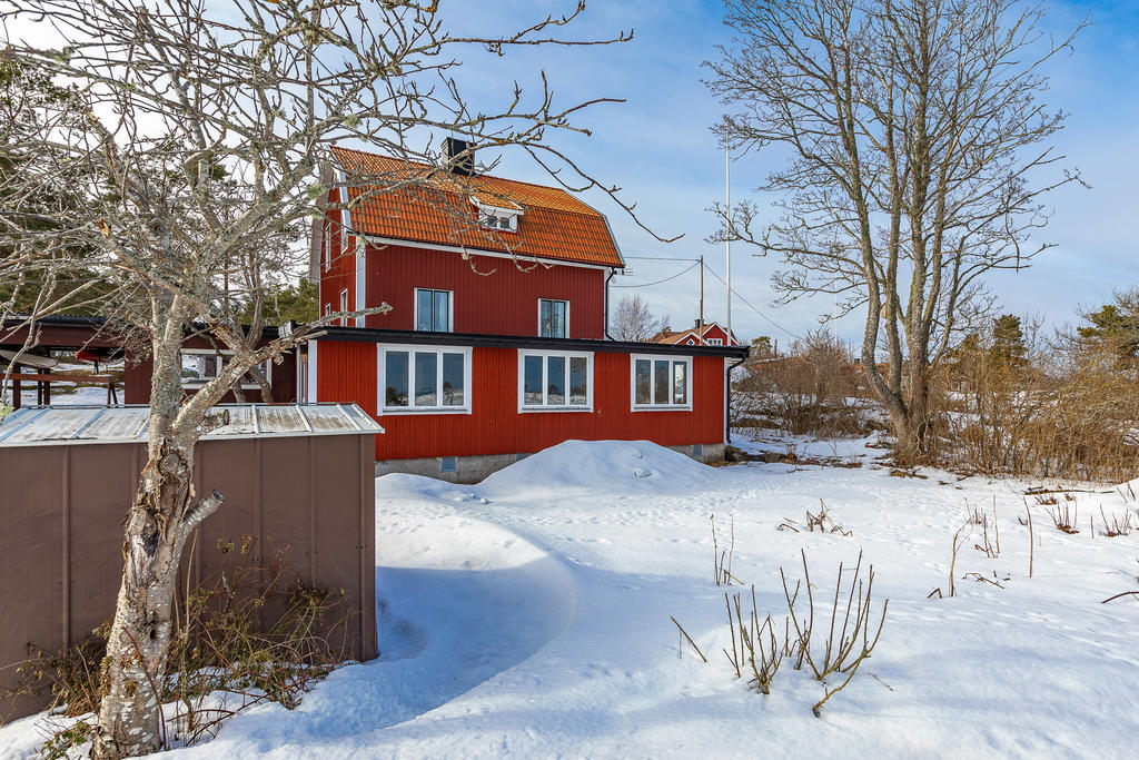 Hus med verkstad som nås från källaren med utsikt över Kalmarsund