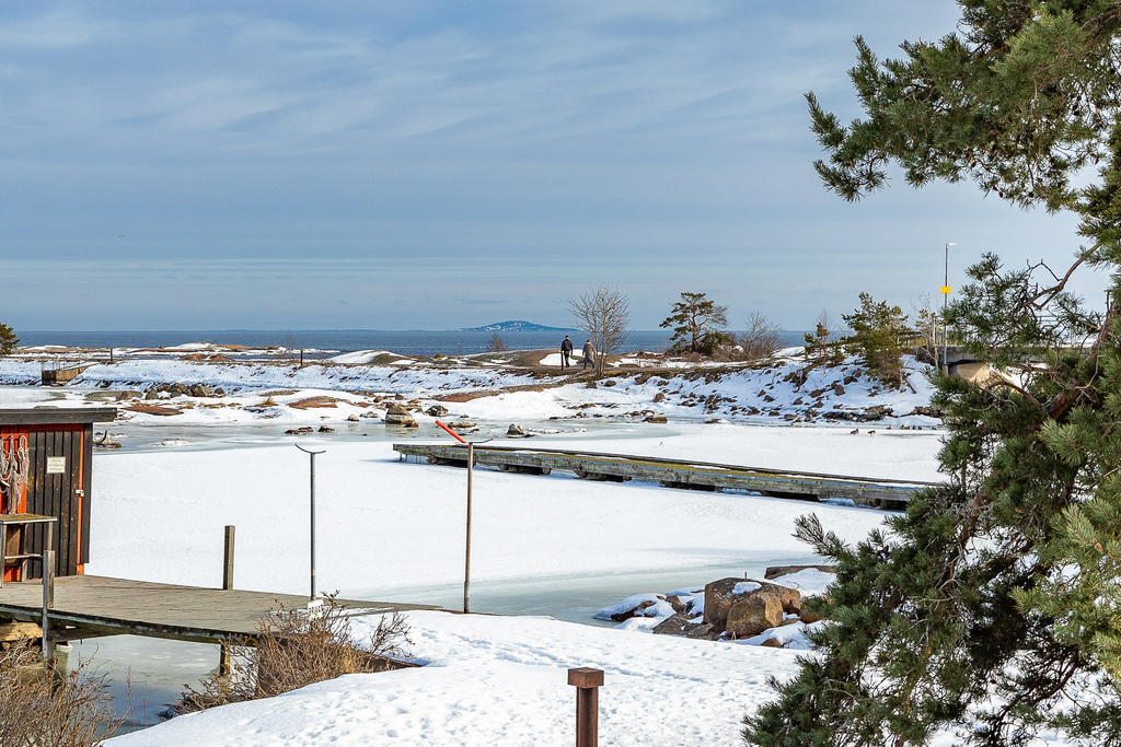 Fin utsikt över småbåtshamn och Kalmarsund