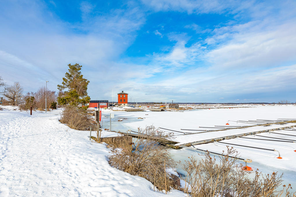 Med lotsstugan som granne