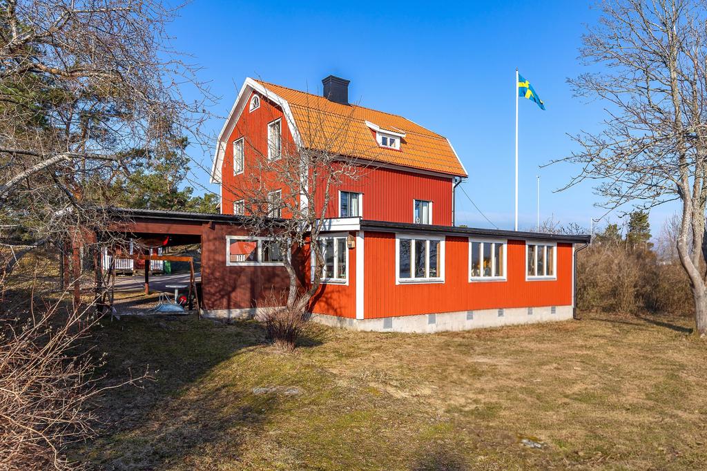 Hus med verkstad som nås från källaren med utsikt över Kalmarsund