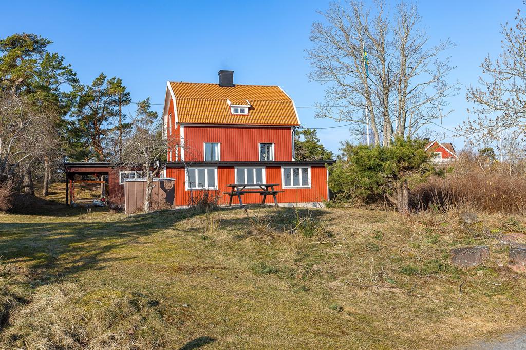 Hus med verkstad som nås från källaren med utsikt över Kalmarsund
