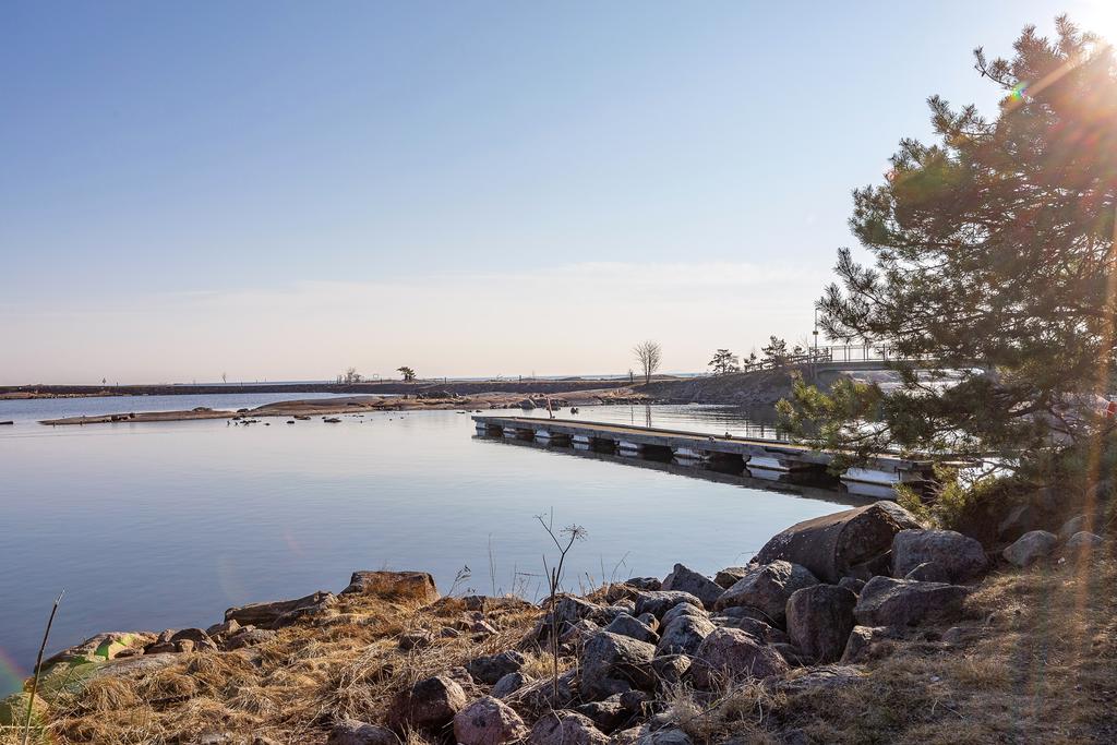 Fin utsikt över småbåtshamn och Kalmarsund