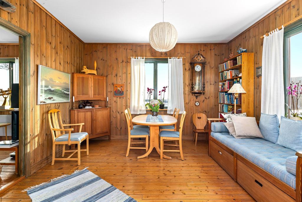 Matsal/allrum med utsikt över havet