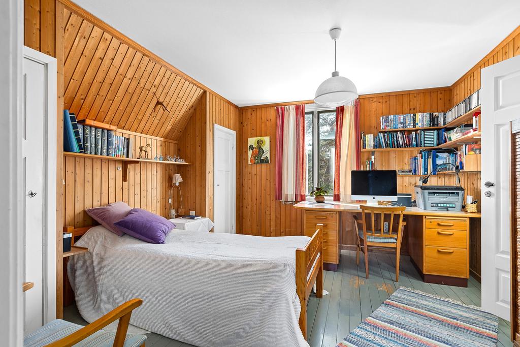 Sovrum med fungerande kakelugn