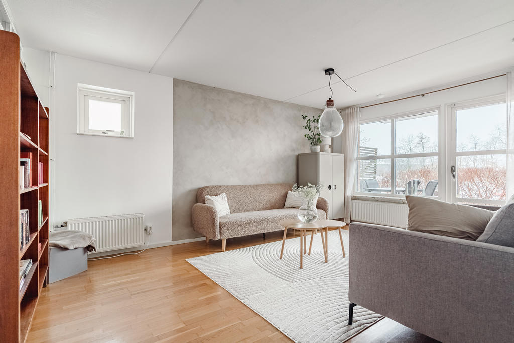 Rymligt och ljust vardagsrum med utgång till uteplatsen, bra med plats för socialt umgänge.