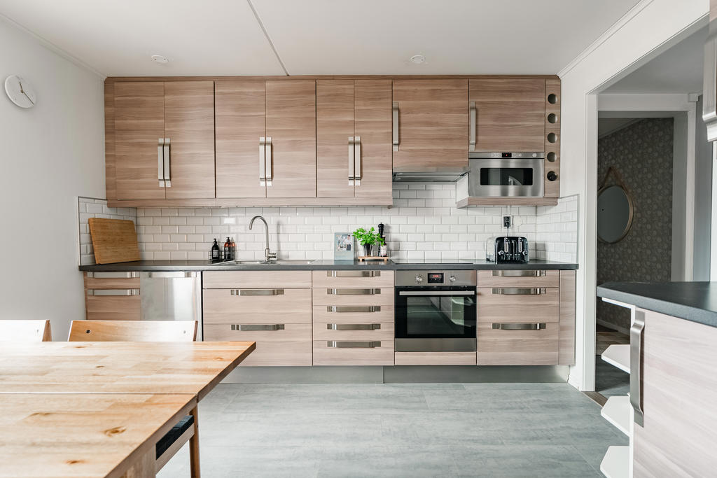 Smakfullt kök med matplats intill fönsterparti. Här finns bra med plats för stort sällskap och arbetsyta.