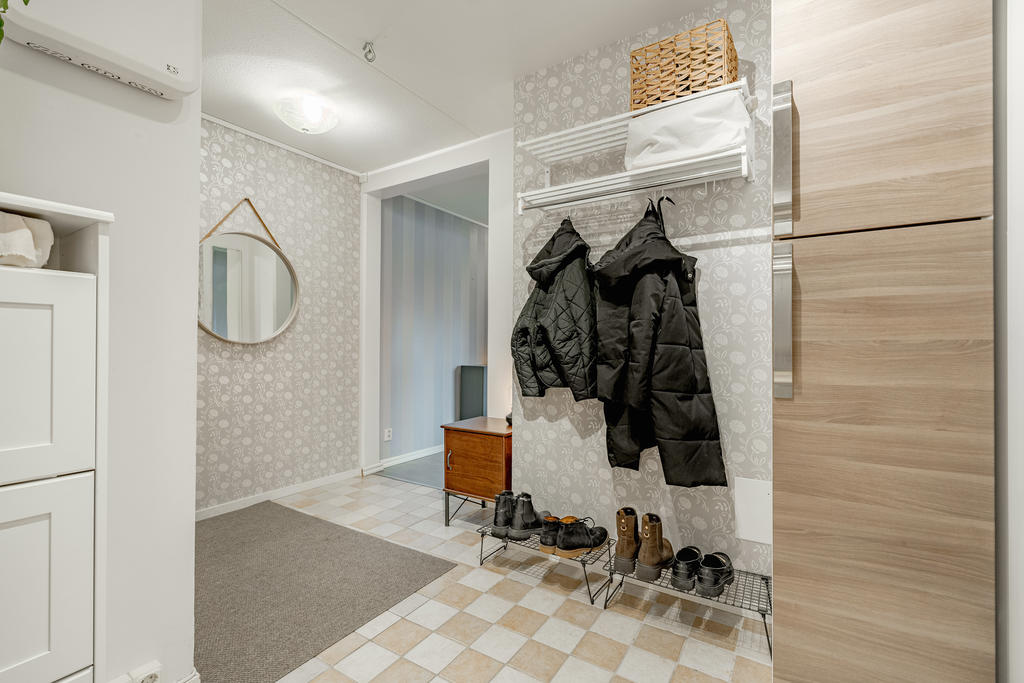 Välkomnande och rymlig hall med praktiskt klinkergolv samt bra med plats för avhängning och förvaring.