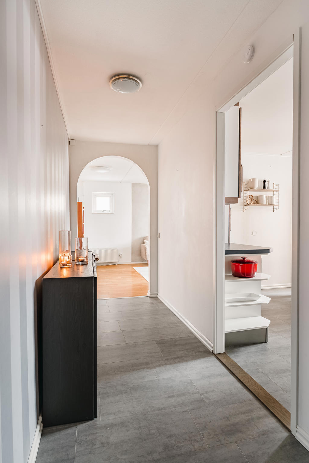 Inre och möblerbar hall.