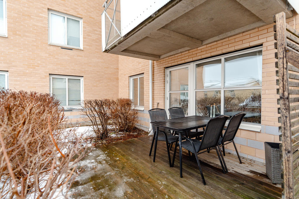 Uteplats med utgång från vardagsrum.