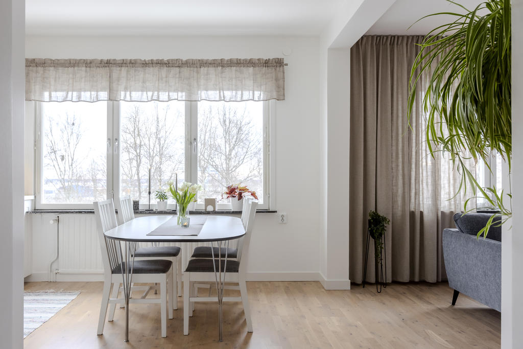 Matplats intill ett stort fönsterparti!