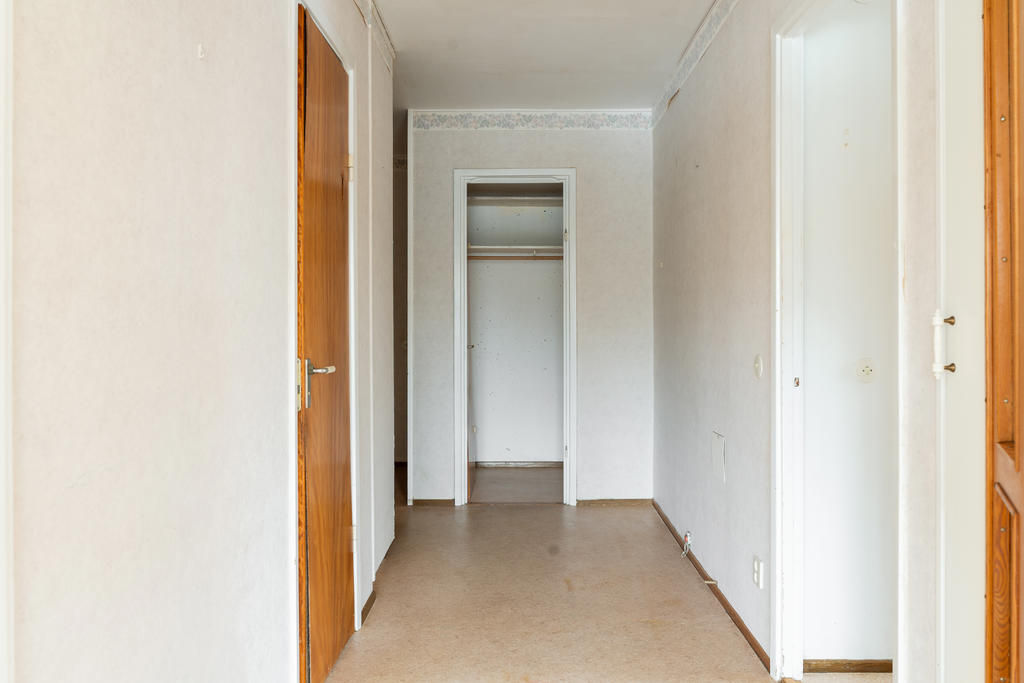 Hall med förvaring och klädkammare