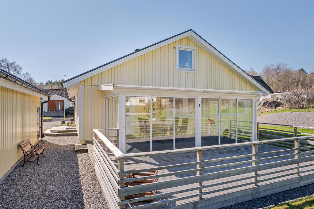 Stort uterum med vidbyggd altan.