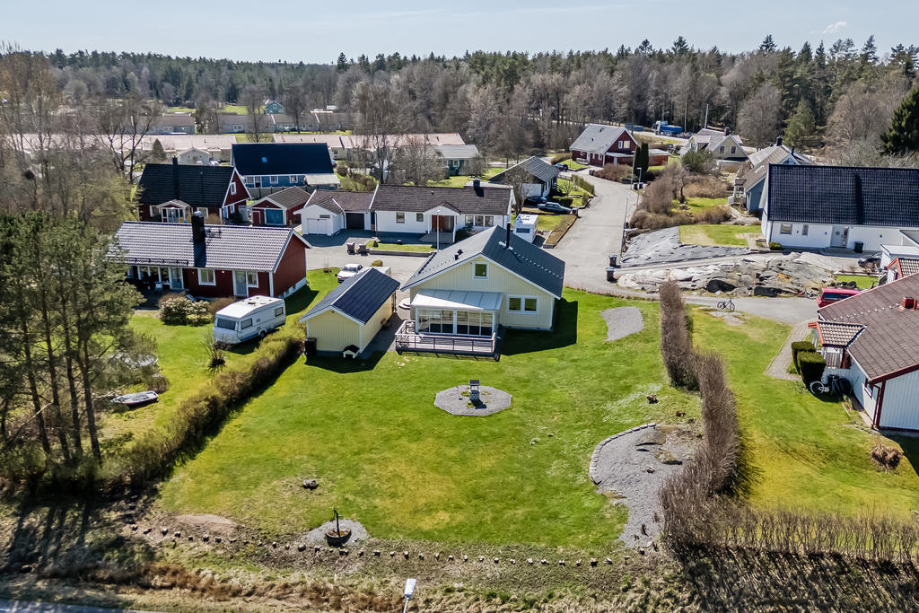 Stor tomt med plats för utelek och odlingar.