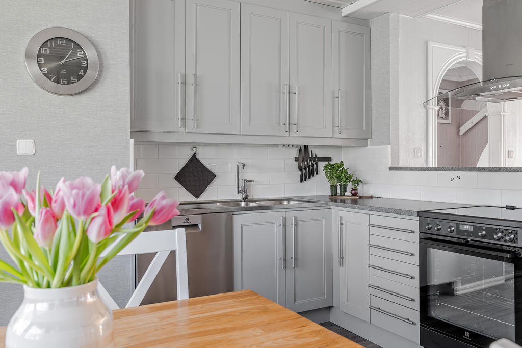 Bra arbetsyta och förvaring.