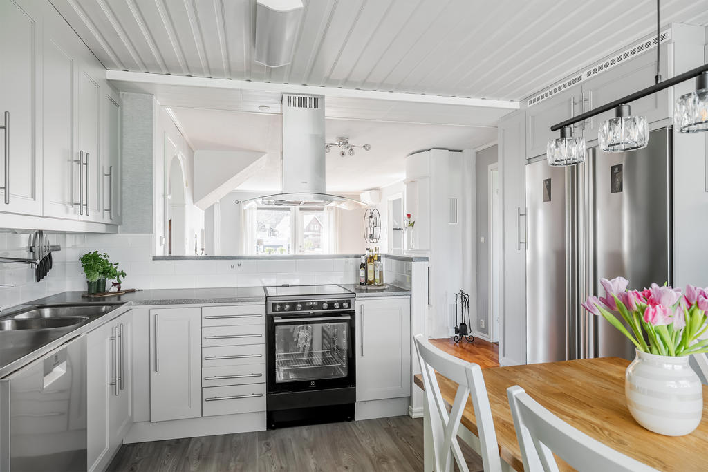 Öppen planlösning mot vardagsrummet.