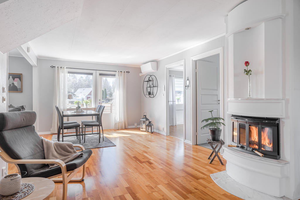 Stort härligt vardagsrum i vinkel. Utgång till altan.