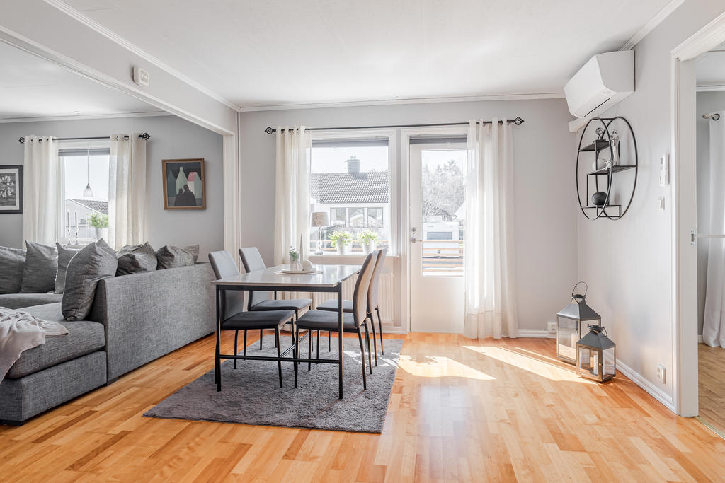 Plats för såväl matbord som större soffgrupp