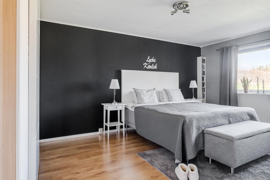 Stort sovrum med mycket förvaring.