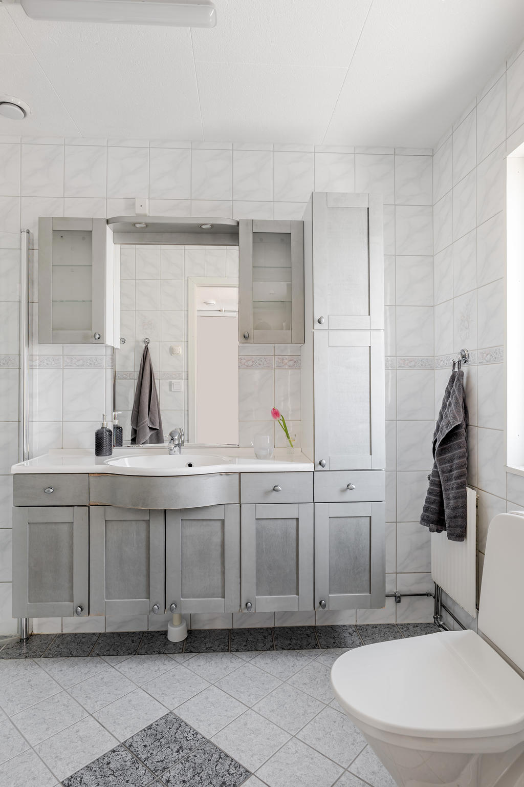 Helkaklat badrum med golvvärme