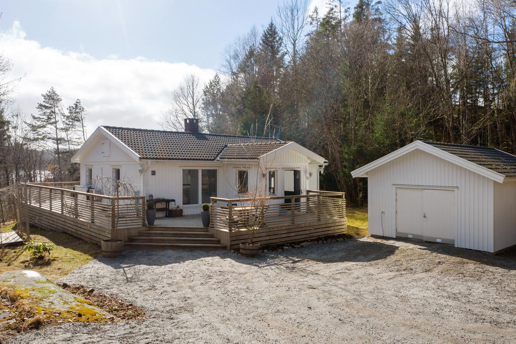 Privat läge med bara några minuters promenad till badsjö.