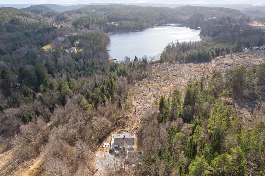 Sjön bjuder inte bara på svalkande dopp – i vassen lurar också gäddan för den som gillar att fiska.