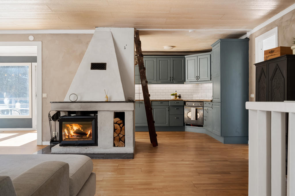 Trivsam inomhusmiljö med en sprakande öppen spis.