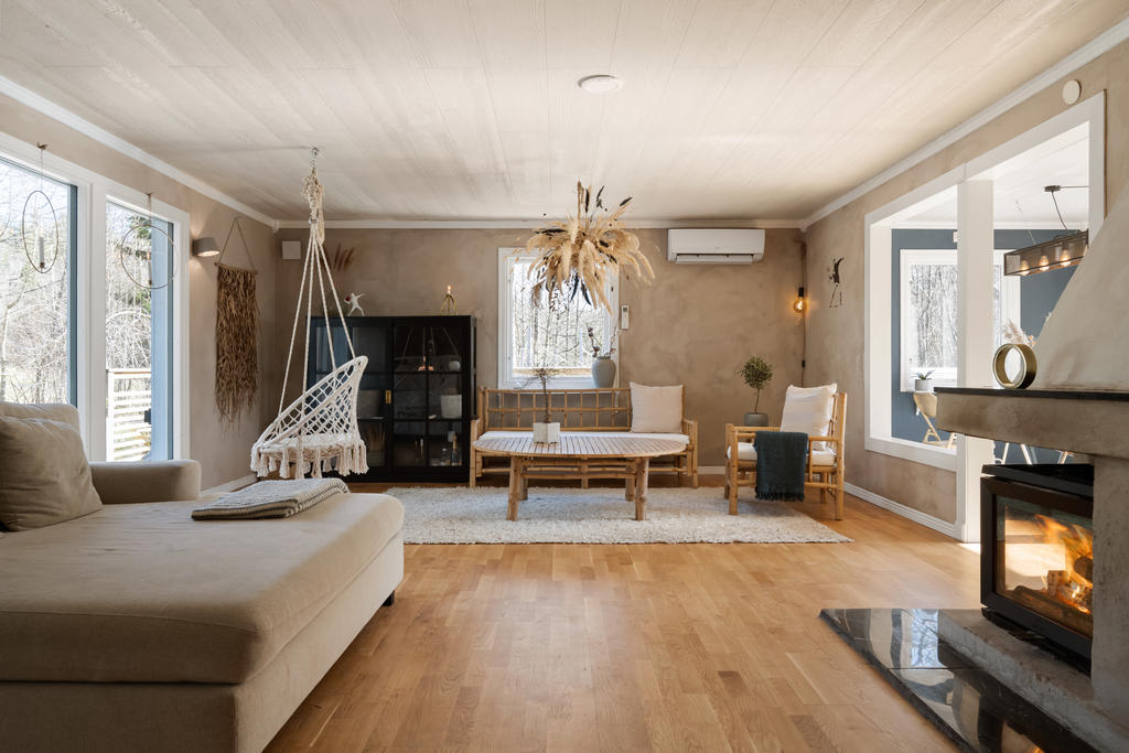 Stora fönsterpartier gör att ljuset flödar genom rummet