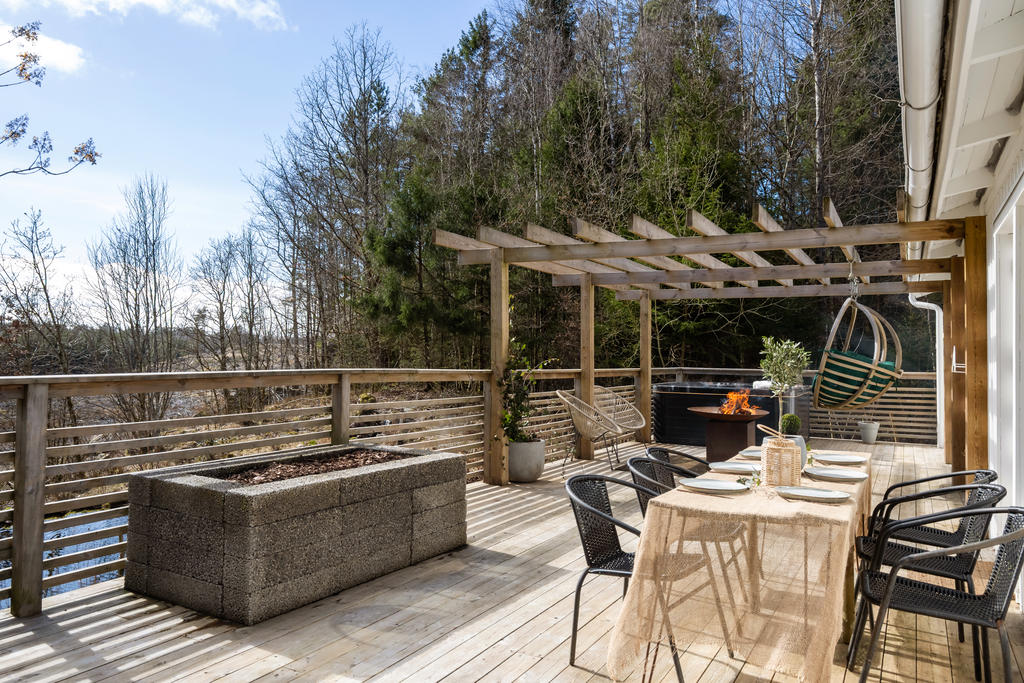 Uteplatsen ligger i perfekt söderläge.