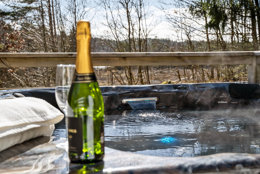 Njut av vardagslyx i ett bubblande spabad, omgärdat av natur.